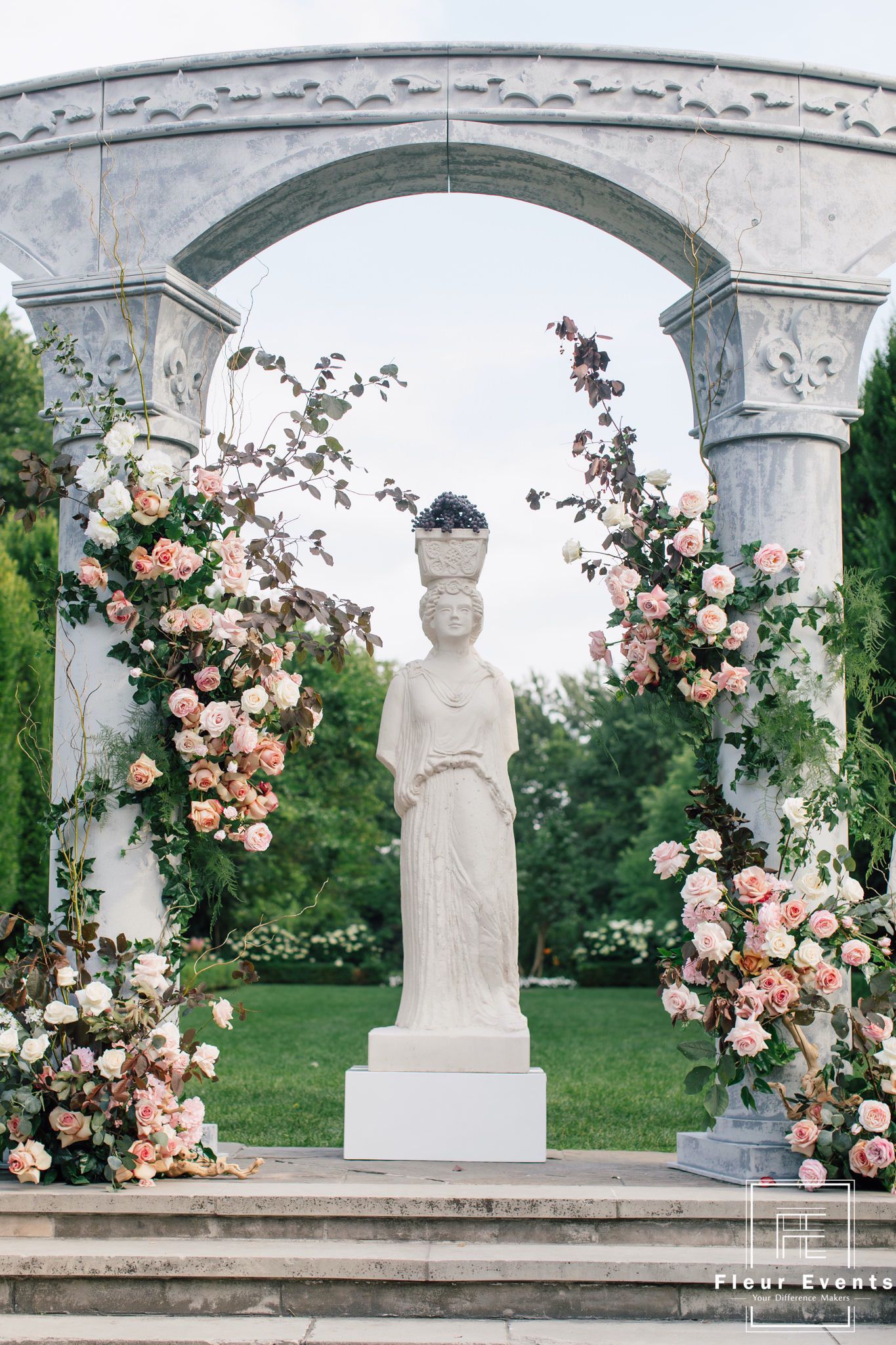 Fleurweddings-Wedluxe-graydon-hall-manor-yuki17