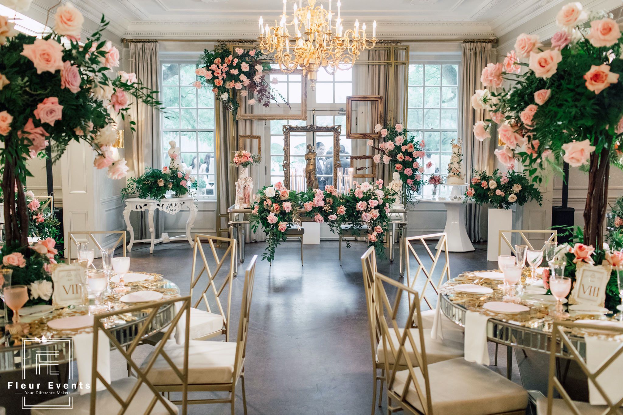 Fleurweddings-Wedluxe-graydon-hall-manor-yukizhou-dinner16